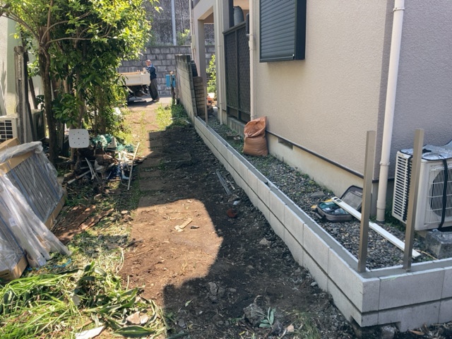 東京都世田谷区宮坂の万年塀撤去、ブロック新設工事中の様子です。